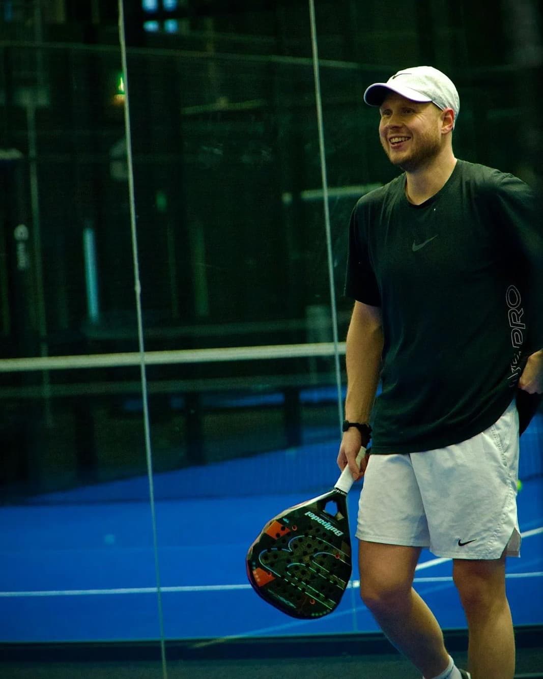Bas Hogeveen, Oprichter · kiest en speelt de rackets
